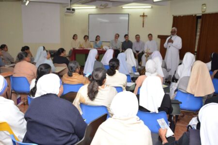 Retiro de Religiosas en uno de los viajes apostólicos a la India. Mons. Loudes Daniel es quien está dirigiendo unas palabras (Nashik, 2015). Retiro de Religiosas en uno de los viajes apostólicos a la India. Mons. Loudes Daniel es quien está dirigiendo unas palabras (Nashik, 2015).