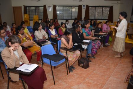 Convivencia con jóvenes en uno de los viajes apostólicos a la India, 2015. Convivencia con jóvenes en uno de los viajes apostólicos a la India, 2015.