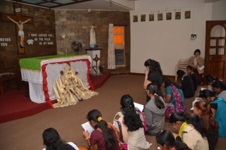 Convivencia con jóvenes en uno de los viajes apostólicos a la India, 2015. Convivencia con jóvenes en uno de los viajes apostólicos a la India, 2015.