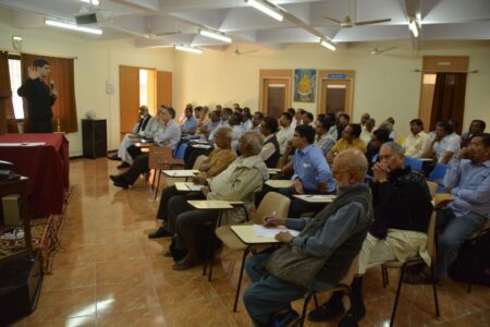 Retiro de Sacerdotes en uno de los viajes apostólicos a la India, (Nashik, 2015). Retiro de Sacerdotes en uno de los viajes apostólicos a la India, (Nashik, 2015).