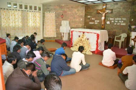 Convivencia con jóvenes en uno de los viajes apostólicos a la India, 2015. Convivencia con jóvenes en uno de los viajes apostólicos a la India, 2015.