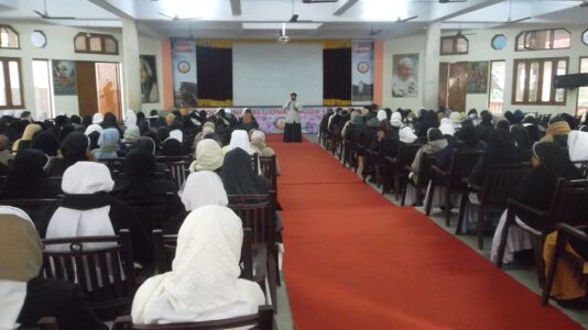 Retiro de Religiosas en uno de los viajes apostólicos a la India. Mons. Franco es quien está dirigiendo unas palabras (Jalandhar, 2015). Retiro de Religiosas en uno de los viajes apostólicos a la India. Mons. Franco es quien está dirigiendo unas palabras (Jalandhar, 2015).