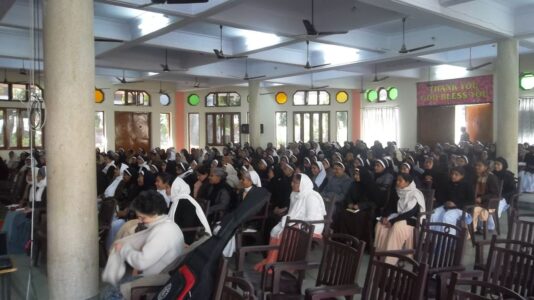 Retiro de Religiosas en uno de los viajes apostólicos a la India, 2015. Retiro de Religiosas en uno de los viajes apostólicos a la India, 2015.