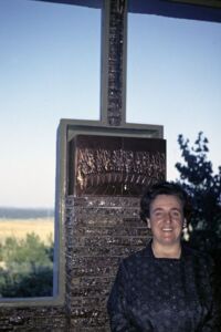 La Madre Trinidad junto al Sagrario de la Capilla de la Casa de Apostolado del Pinar de las Rozas (Madrid, 1968). La Madre Trinidad junto al Sagrario de la Capilla de la Casa de Apostolado del Pinar de las Rozas (Madrid, 1968).