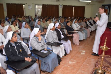 Retiro de religiosas en uno de los viajes apostólicos a la India, 2015. Retiro de religiosas en uno de los viajes apostólicos a la India, 2015.