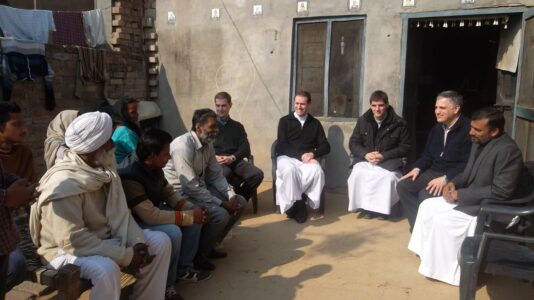 Monseñor Franco con cuatro miembros de La Obra de la Iglesia visitando una familia de una comunidad católica muy reducida a pocos kilómetros de la frontera con Pakistán (India, 2015). Monseñor Franco con cuatro miembros de La Obra de la Iglesia visitando una familia de una comunidad católica muy reducida a pocos kilómetros de la frontera con Pakistán (India, 2015).