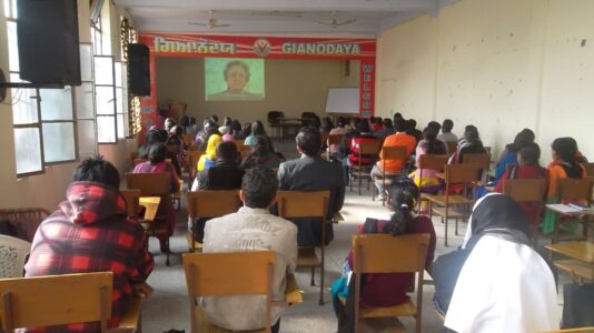 Retiro con jóvenes en uno de los viajes apostólicos a la India (Jalandhar, 2015). Retiro con jóvenes en uno de los viajes apostólicos a la India (Jalandhar, 2015).