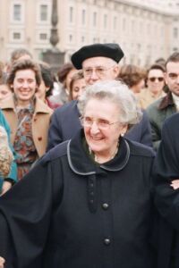La Madre Trinidad junto a su hermano Antonio con un grupo numeroso de miembros de La Obra de la Iglesia en la Plaza de San Pedro del Vaticano (Roma, 1996).