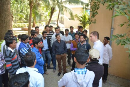 Convivencia con jóvenes en uno de los viajes apostólicos a la India, 2015. Convivencia con jóvenes en uno de los viajes apostólicos a la India, 2015.