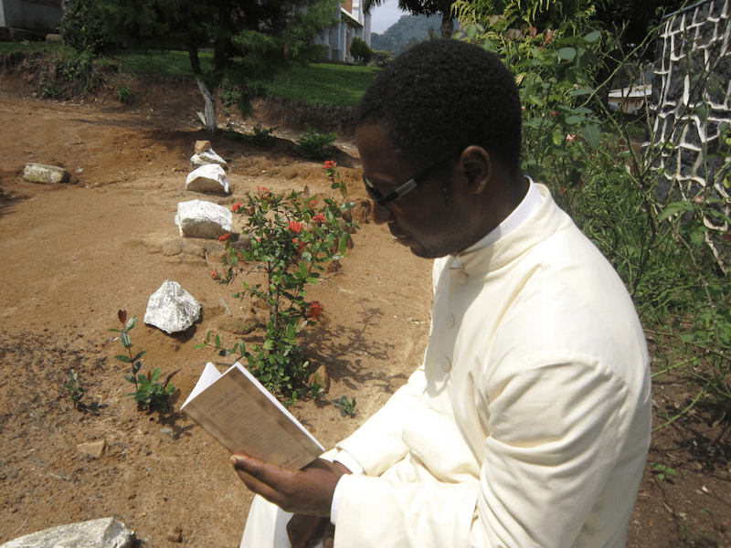 Hombre afroamericano leyendo la biblia | Formación Cristiana | Vida de Fe | La Obra De La Iglesia