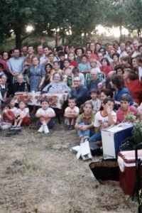 La Madre Trinidad en un día de campo con las familias de La Obra de la Iglesia (Navalperal de Pinares, España, 1992).