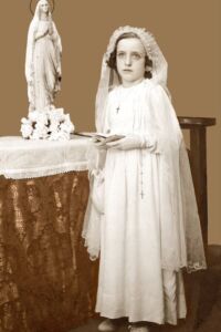Primera Comunión de la Madre Trinidad a los 8 años de edad (año 1937). Primera Comunión de la Madre Trinidad a los 8 años de edad (año 1937).