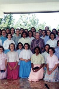 Encuentro de la Madre Trinidad con un grupo de iniciadas, aspirantes y consagradas de La Obra de la Iglesia en Rocca di Papa (Italia, 1999). Encuentro de la Madre Trinidad con un grupo de iniciadas, aspirantes y consagradas de La Obra de la Iglesia en Rocca di Papa (Italia, 1999).