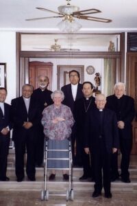 Visita de los Obispos de Colombia a la Madre Trinidad en su casa de Rocca di Papa (Italia, 2004). Visita de los Obispos de Colombia a la Madre Trinidad en su casa de Rocca di Papa (Italia, 2004).