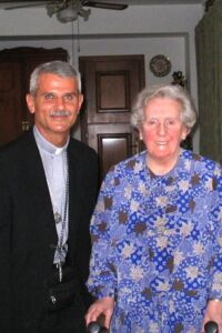 Visita de Mons. Rabban a la Madre Trinidad en su casa de Rocca di Papa (Italia, 2004).