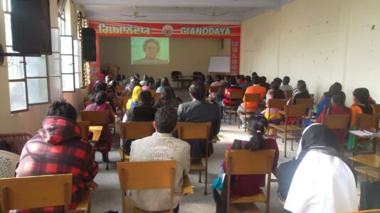 Retiro con jóvenes en uno de los viajes apostólicos a la India (Jalandhar, 2015). Retiro con jóvenes en uno de los viajes apostólicos a la India (Jalandhar, 2015).