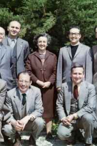 La Madre con un grupo de sacerdotes y miembros de la Rama Masculina en el jardín de la Casa de apostolado de El Pinar de las Rozas (Madrid,