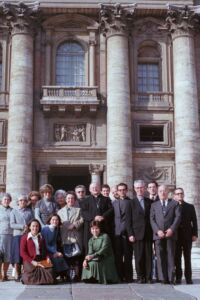 La Madre Trinidad con un grupo de miembros de La Obra de la Iglesia en la Plaza de San Pedro del Vaticano con motivo de la inauguración de unas de las casas en Roma, 1977. La Madre Trinidad con un grupo de miembros de La Obra de la Iglesia en la Plaza de San Pedro del Vaticano con motivo de la inauguración de unas de las casas en Roma, 1977.
