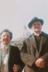 La Madre Trinidad con el Obispo de La Obra de la Iglesia, Don Laureano Castán Lacoma, en el Ángelus del Papa (Roma, 1982).