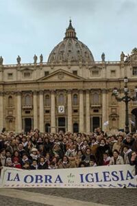 Un grupo de miembros de La Obra de la Iglesia en el Ángelus en la Plaza de San Pedro del Vaticano. Febrero 2016